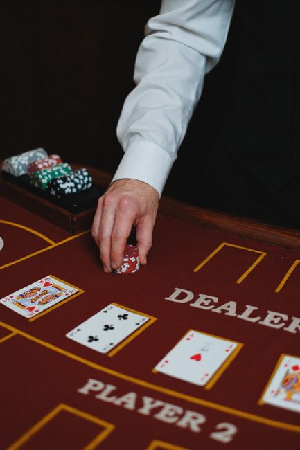 The Evolution and Mechanics of Slot Machines: From Mechanical Reels to Digital Spins